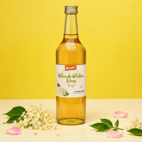 Bio Holunderblütensirup-Rose 500ml Flasche mit Holunderblüten und Rosenblättern